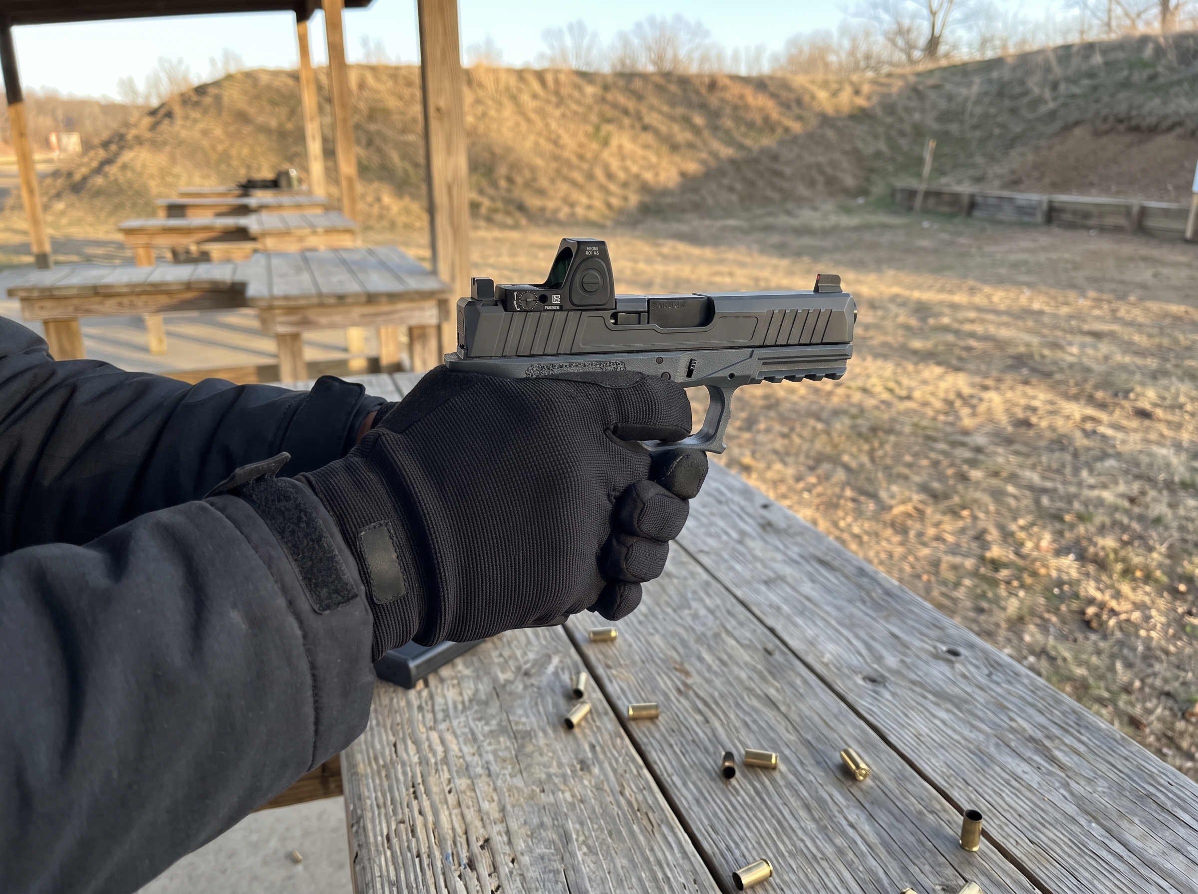Tir sportif avec un pistolet calibre .22LR optics-ready